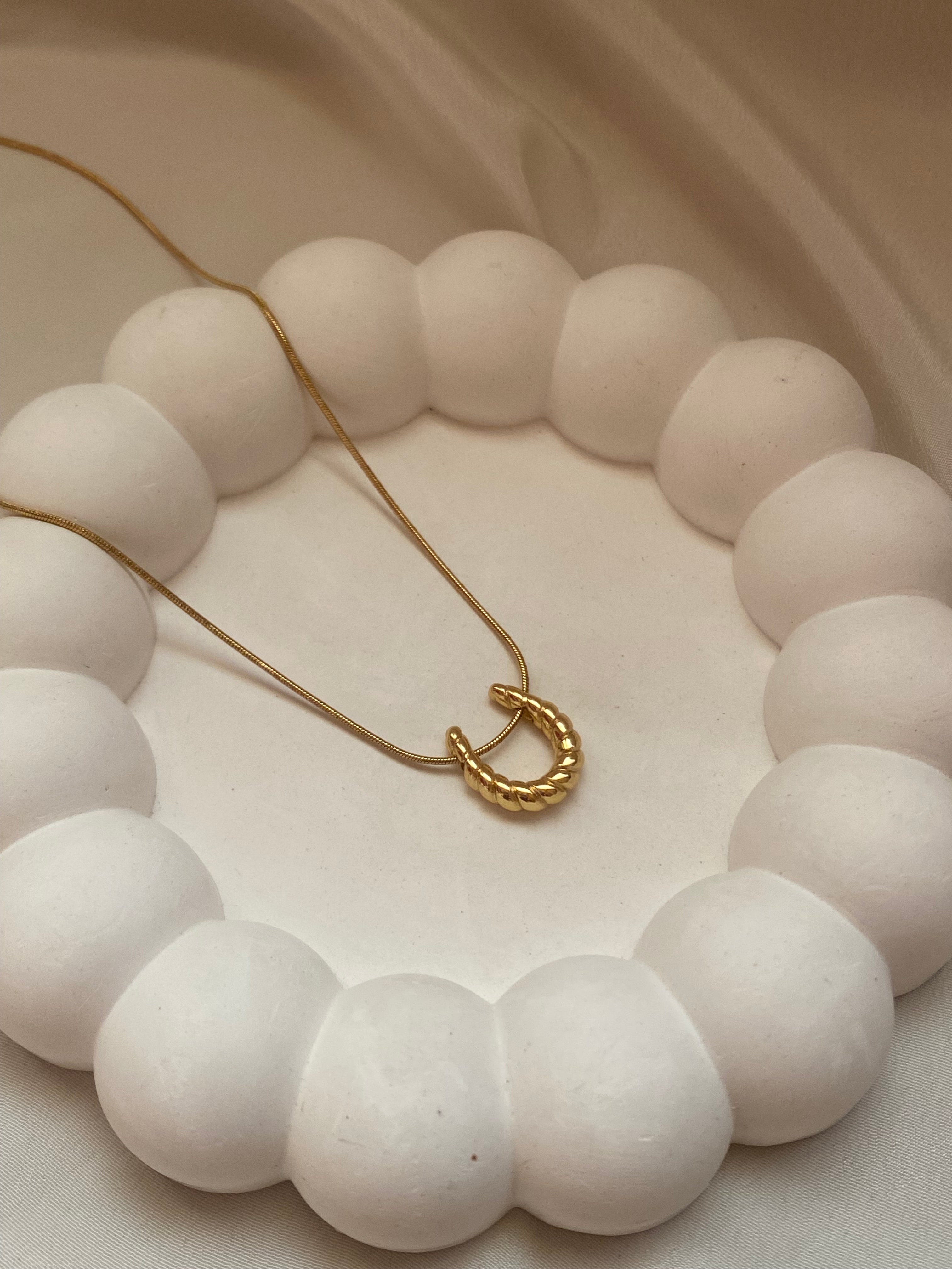 Luna curve neck chain