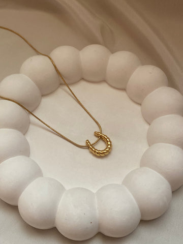Luna curve neck chain